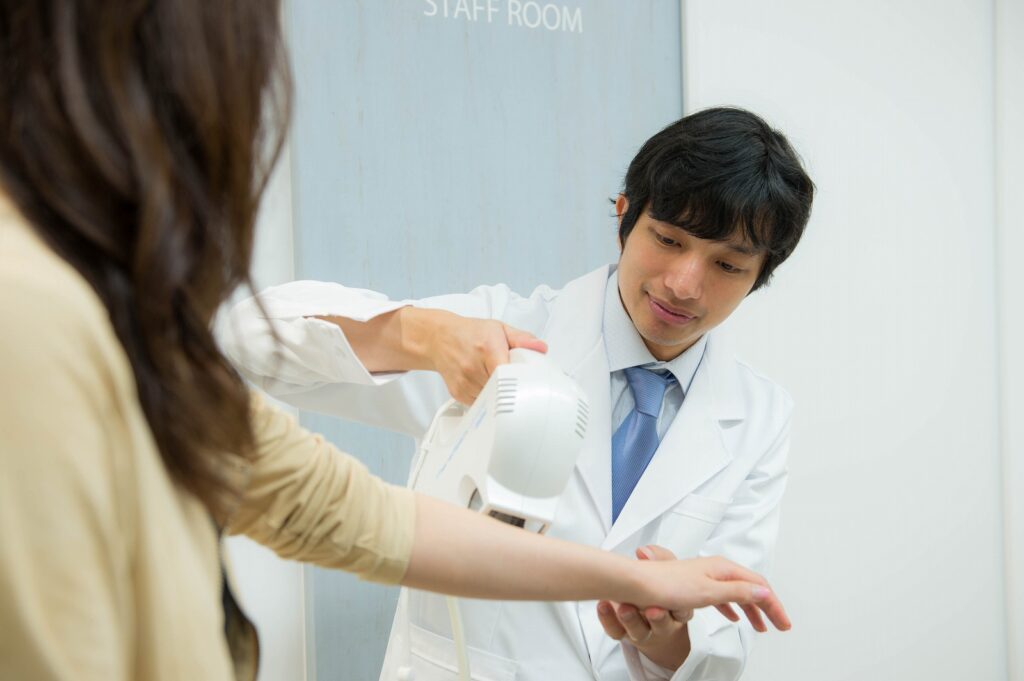 医師が患者の腕を診察する様子