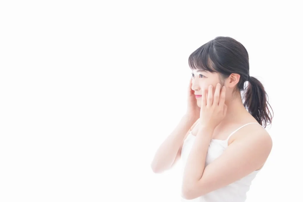 頬に触れる女性の横顔(イソトレチノイン治療のイメージ)