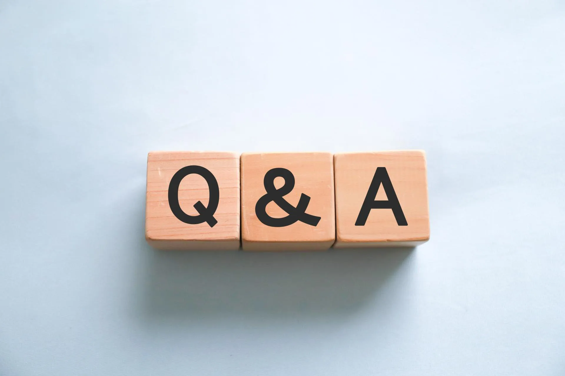 「Q&A」と書かれた木製のブロック