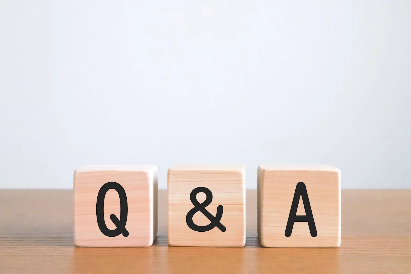 「Q&A」と書かれた木製のブロック