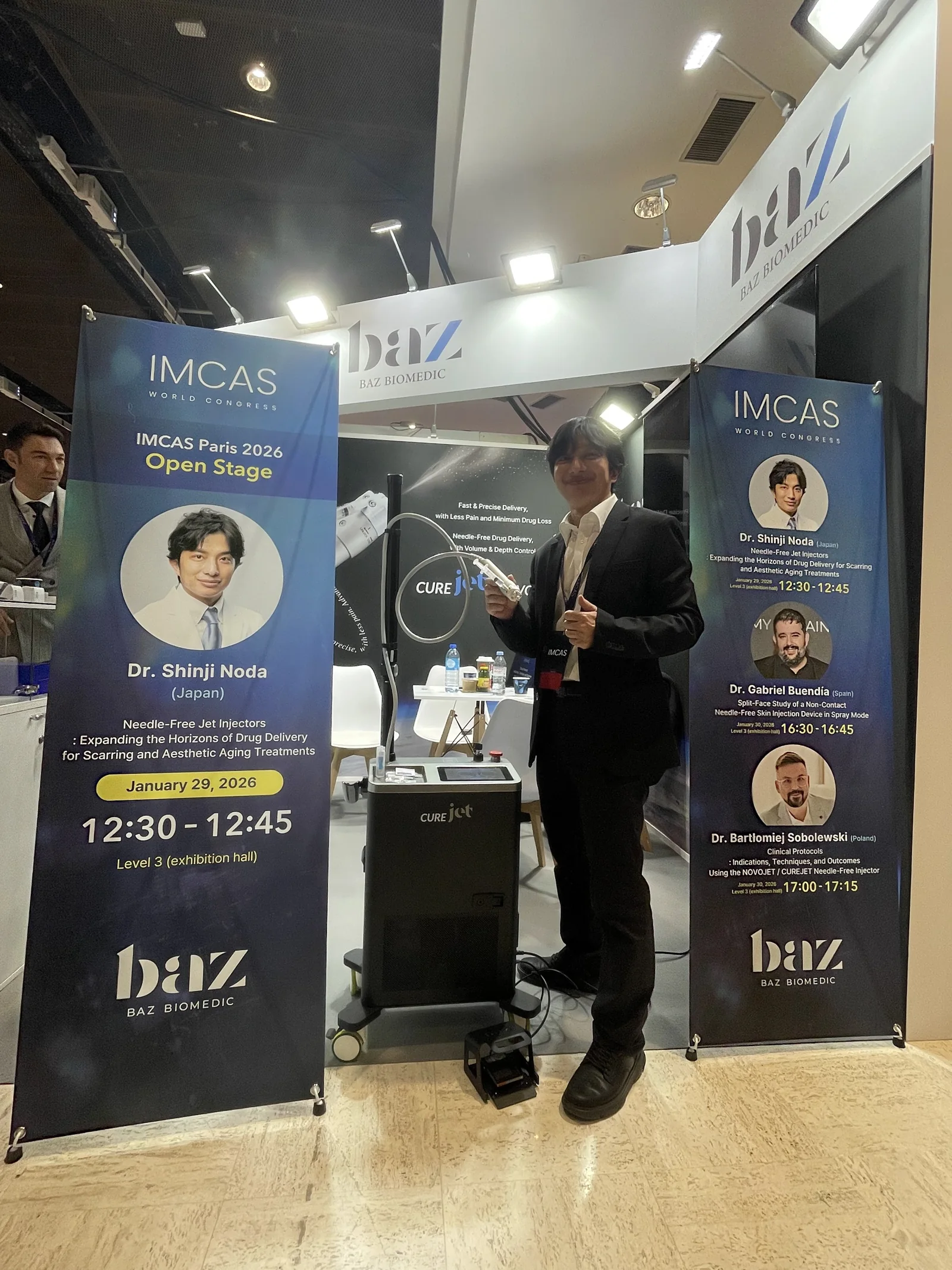 IMCAS Paris 2026 のバズバイオメディック社ブースに立つ院長 野田真史