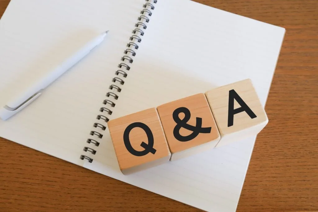 ノートの上に置かれた「Q&A」の木製ブロック