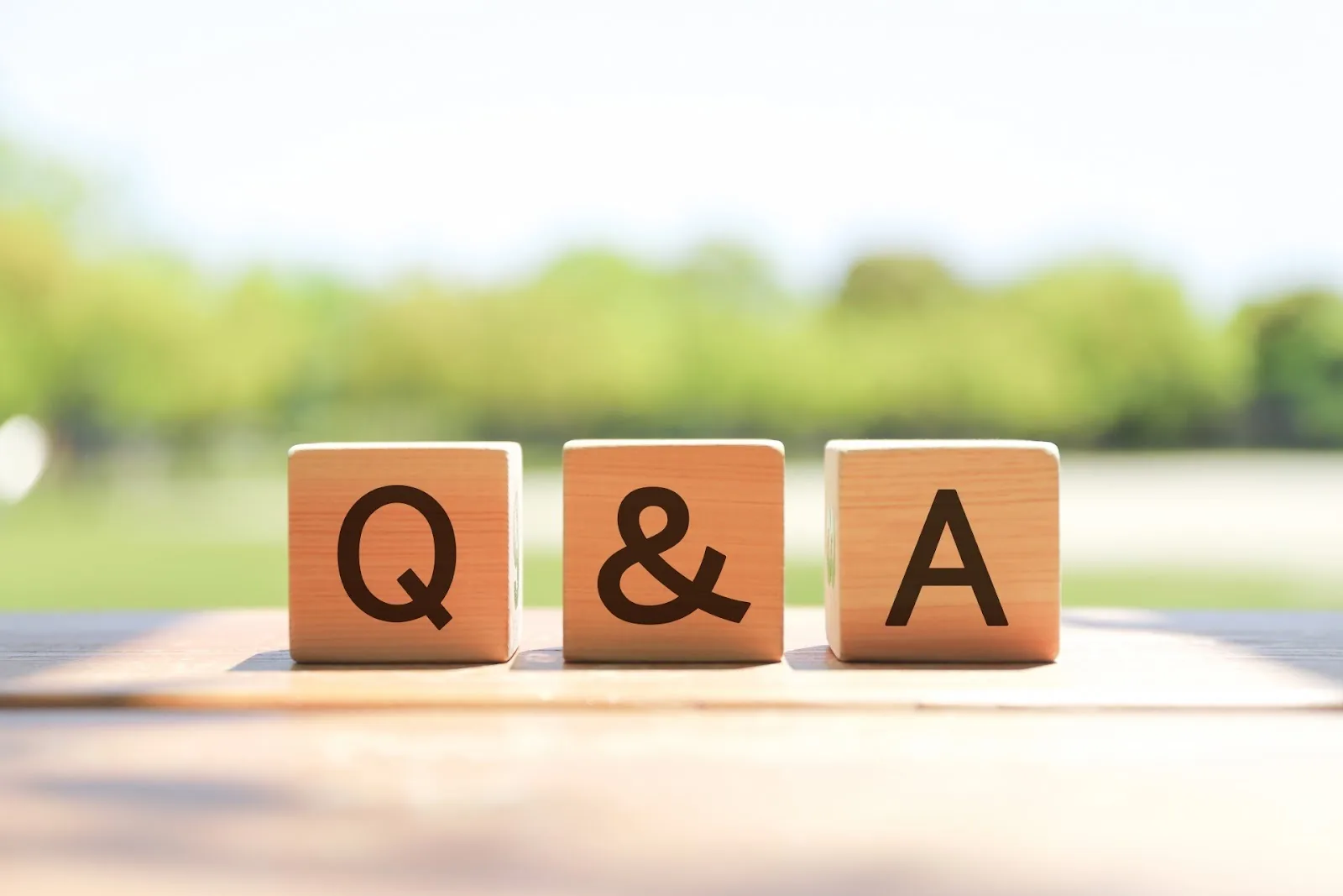 「Q&A」と書かれた木製ブロック