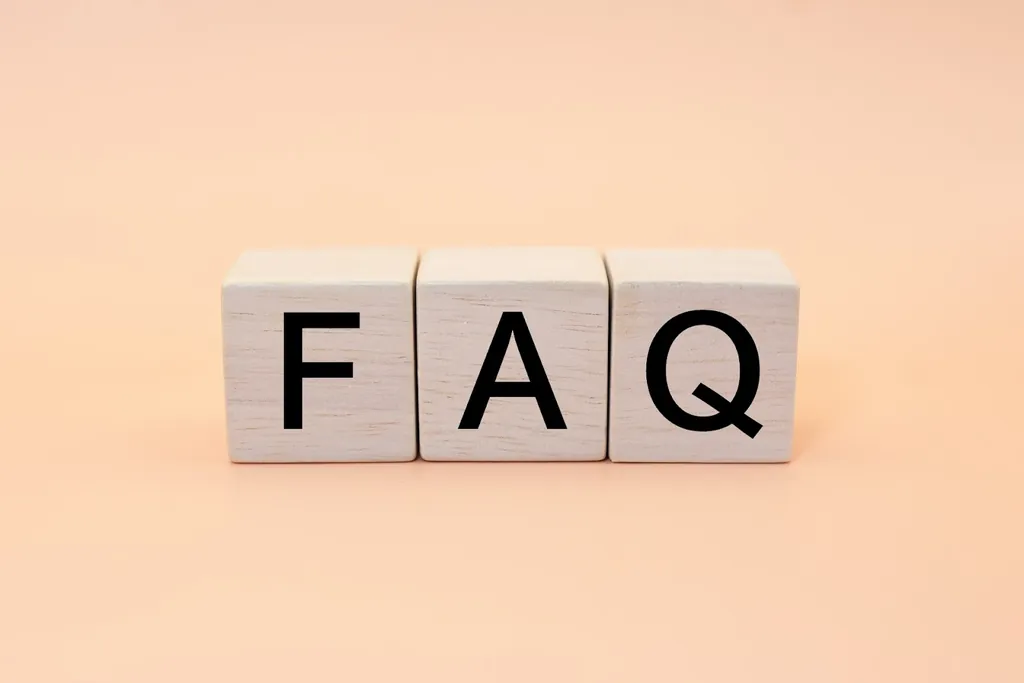「FAQ」と書かれた木製のブロック