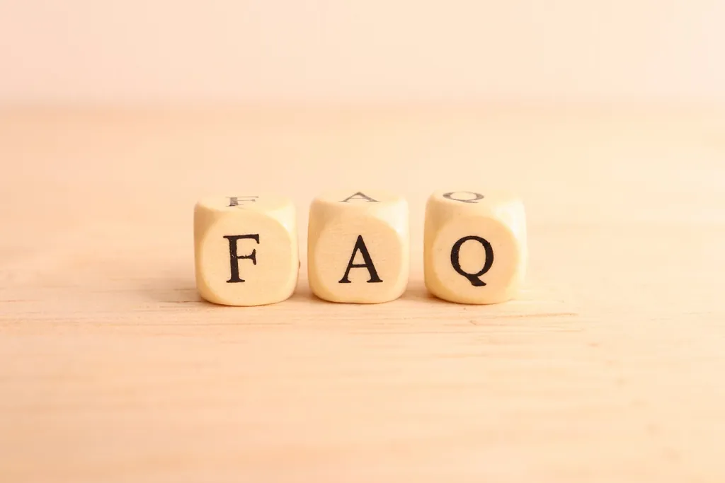 「FAQ」と書かれた木製のブロック