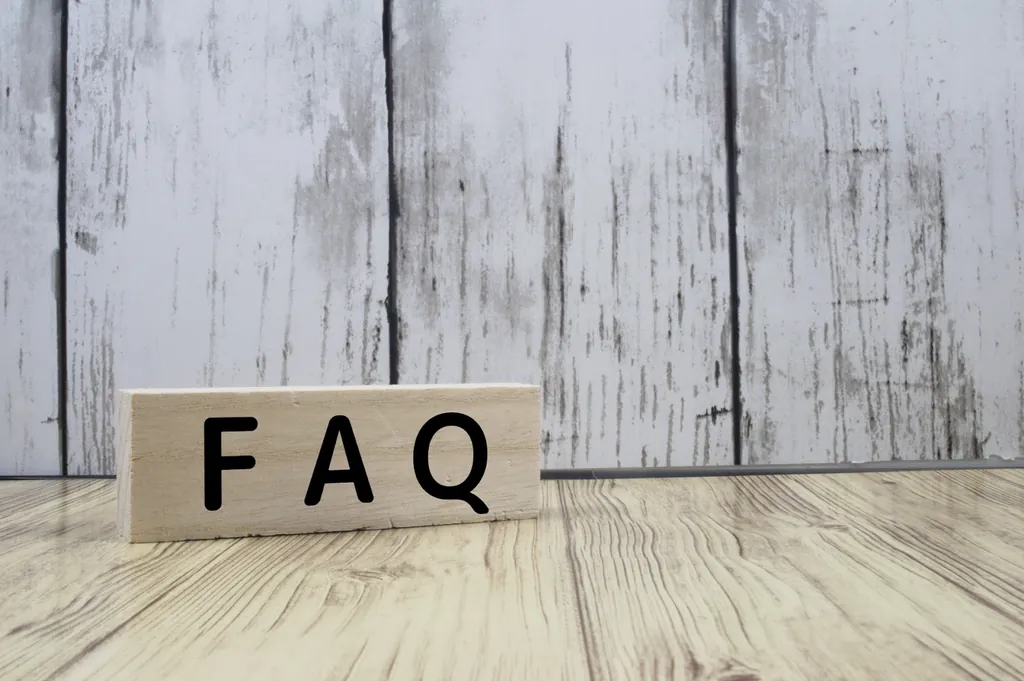 「FAQ」と書かれた木製のブロック