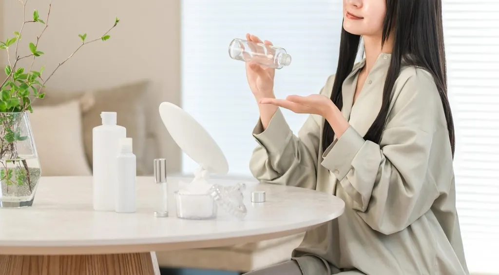 化粧水を手のひらに出す女性