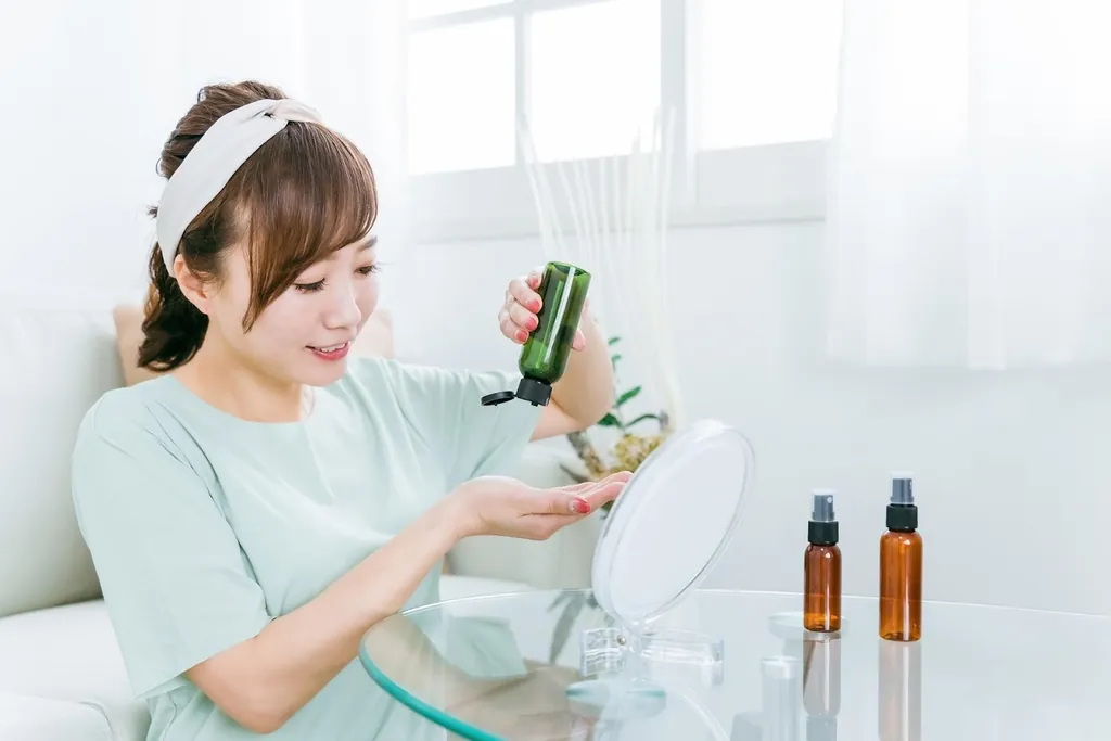 鏡の前でスキンケア製品を手に取る女性