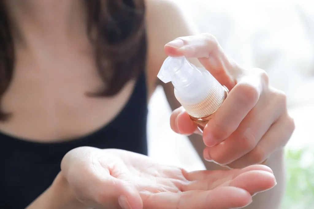 化粧水を手のひらに出す女性