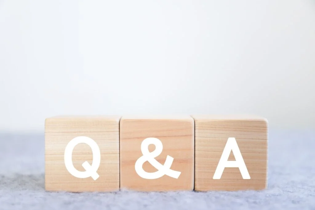 「Q&A」と書かれた木製のブロック