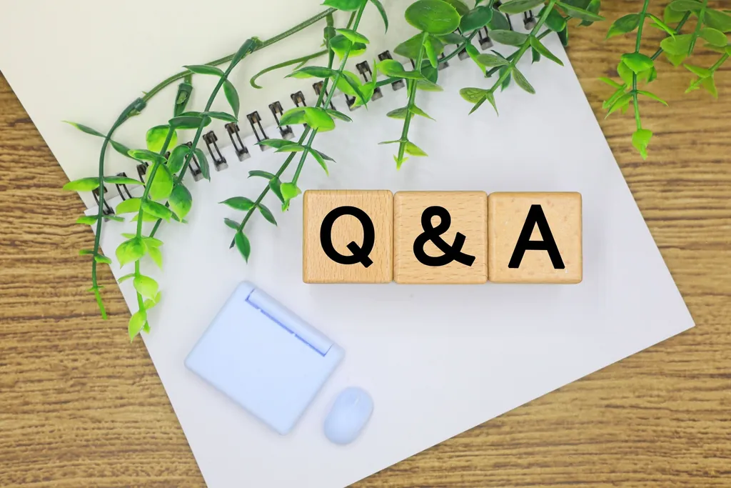 「Q&A」と書かれた木製のブロック