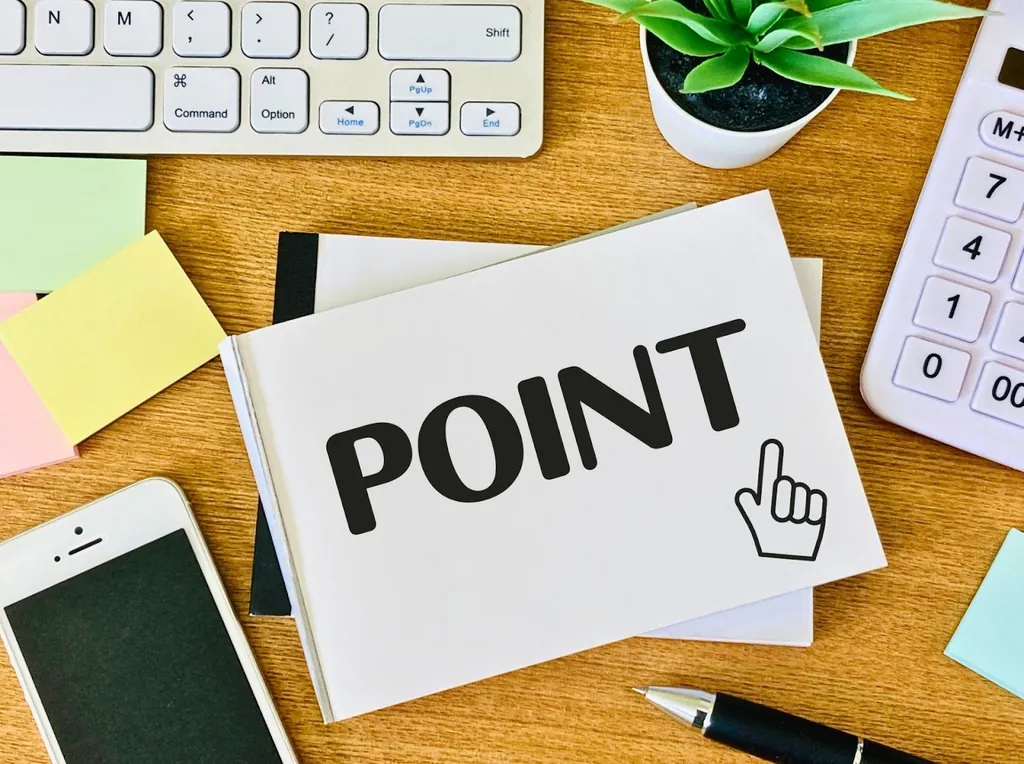 「POINT」と書かれたカードと文房具
