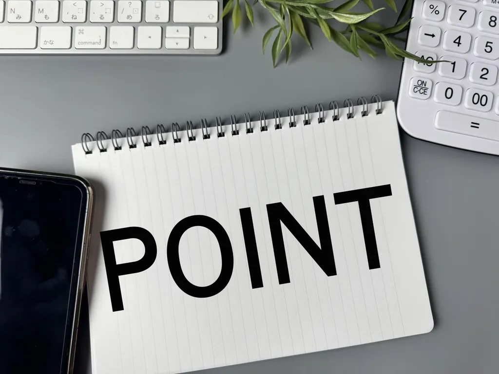 「POINT」と書かれたノートと電卓