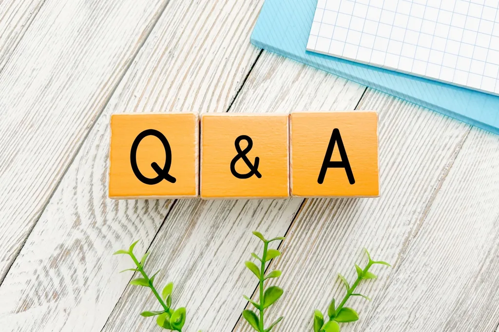 「Q&A」と書かれた木製のブロック