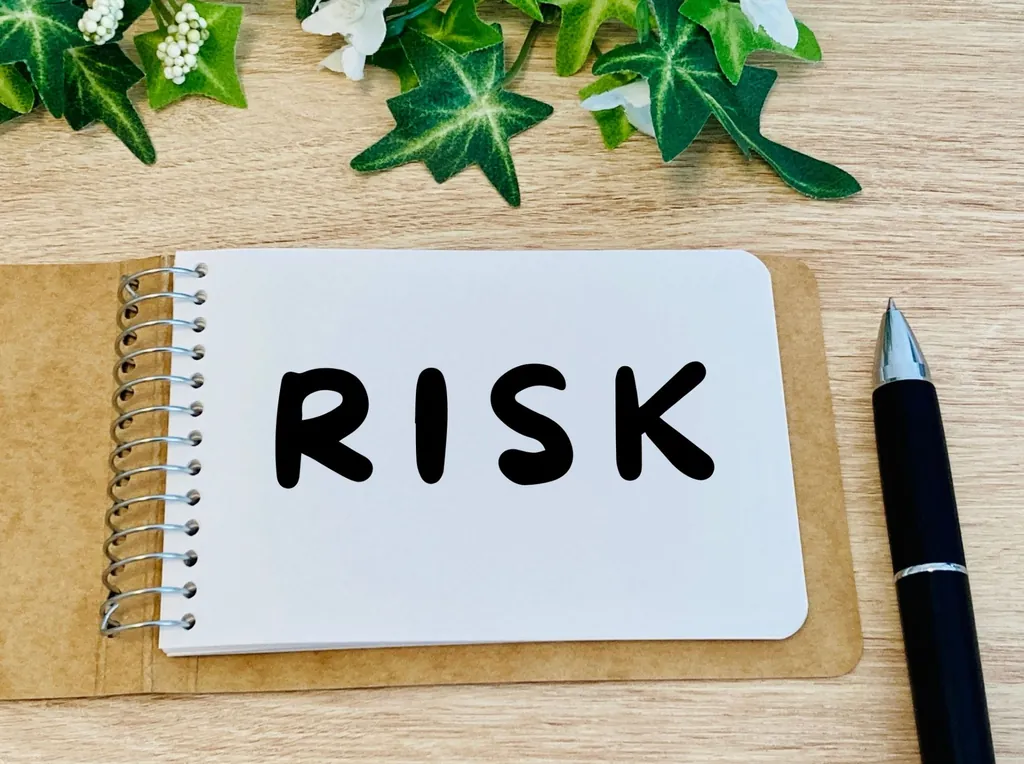 「RISK」と書かれたノートとペン
