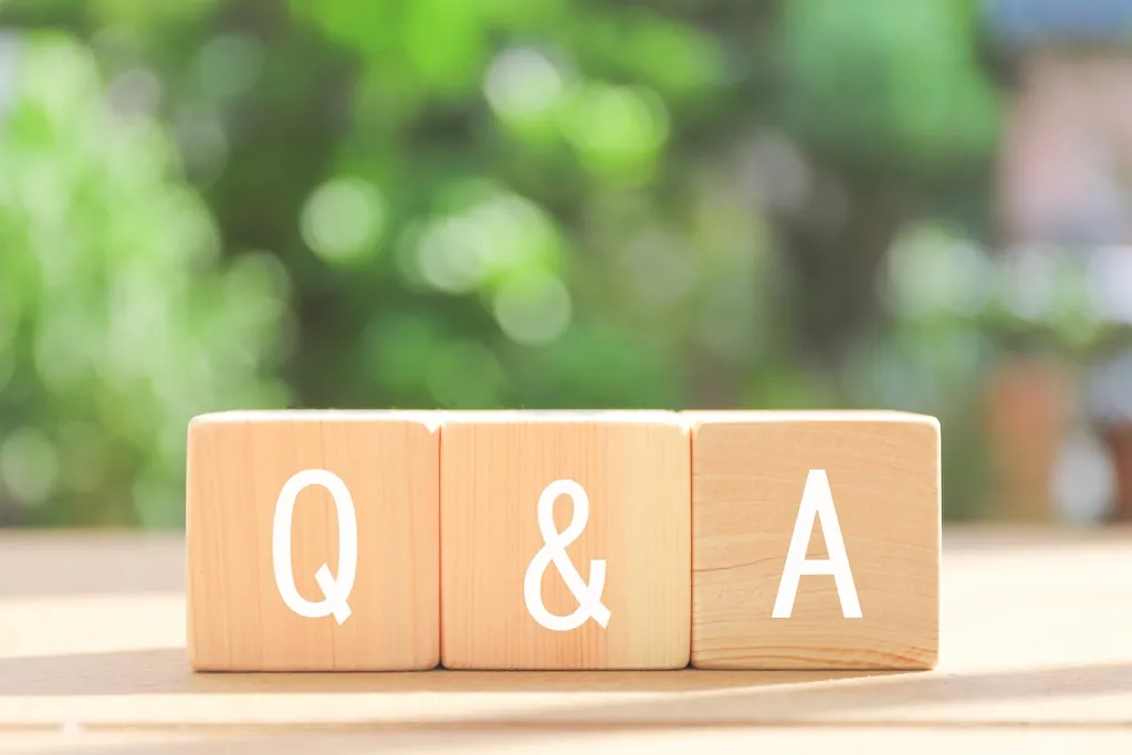 「Q&A」と書かれた木製のブロック
