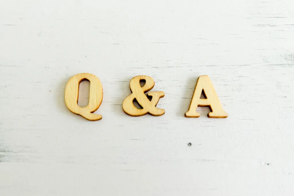 「Q&A」の木製の文字