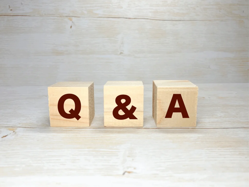 「Q&A」と書かれた木製のブロック