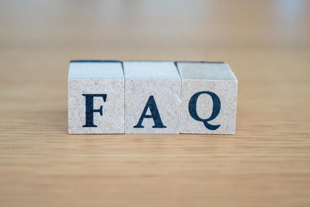 「FAQ」と書かれた木製のブロック