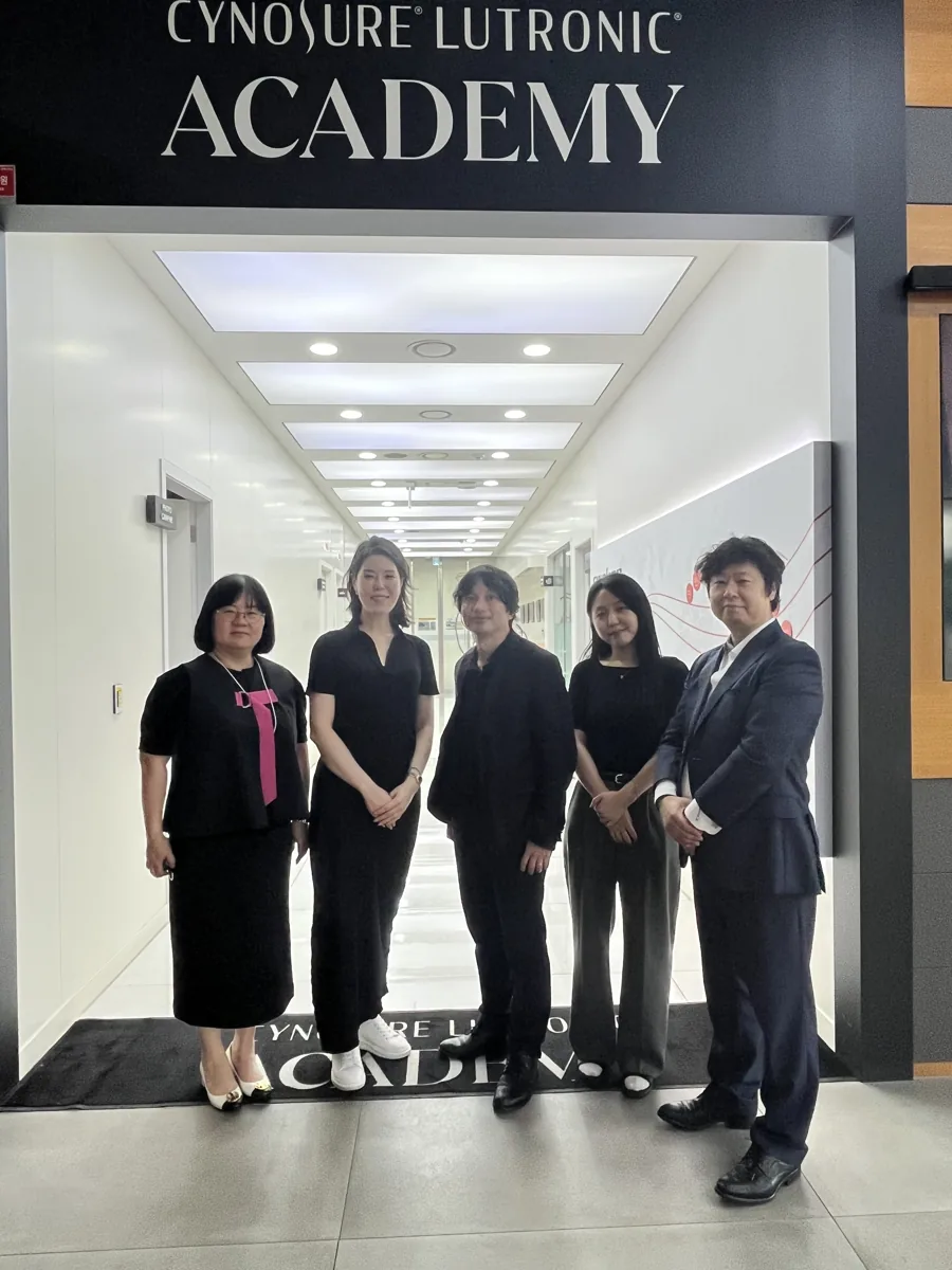 Cynosure Lutronic Academy の前で、院長 野田真史