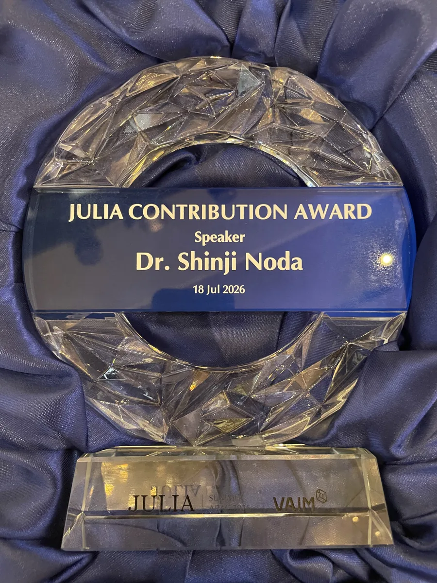 JULIA SUMMIT APAC 2026で院長 野田真史が受けた JULIA Contribution Award のトロフィー